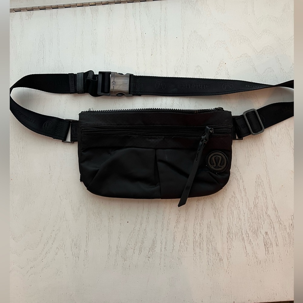 Like new condition Lululemon Fanny pack